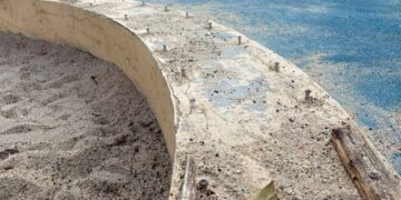 Стърчащи пирони и счупени люлки: Сигнал за опасна детска площадка във Варна
