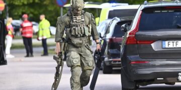 Швеция предприема мерки срещу нападенията в училищата след убийството на ученичка с меч във Фагерста