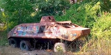 Необичайна находка: Военна машина от миналото се появи в изоставено поделение във Варна
