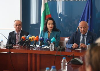 Министър Ивкова: РЗИ няма да бъдат закривани