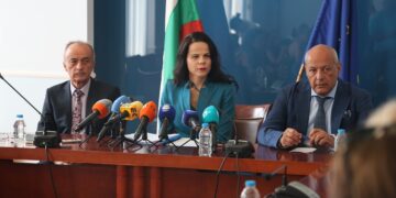 Министър Ивкова: РЗИ няма да бъдат закривани