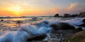 Опасна бактерия в Черно море: Не влизайте във водата с рани!