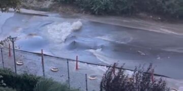 Голяма ВиК авария във Варна: Вода залива ул. „Николай Коларов“