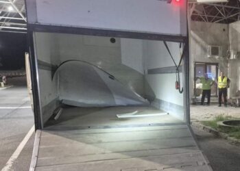На границата с Гърция задържаха мигранти, укрити в микробус