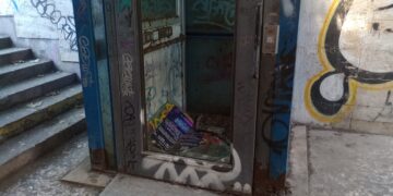 Варненци сигнализират за опасност: Вандали потрошиха асансьор в подлез в центъра на града