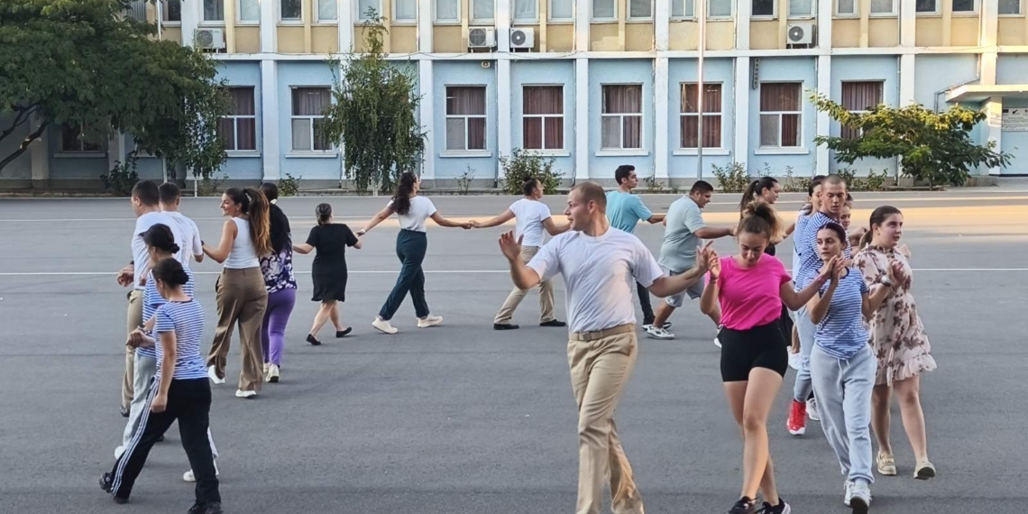 Курсанти във Варна извиха благотворително хоро за пострадал военен с надежда отново да проходи