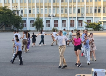 Курсанти във Варна извиха благотворително хоро за пострадал военен с надежда отново да проходи