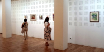 Възпитаници на единственото художествено училище във Варна през ХХ век подредиха изложба