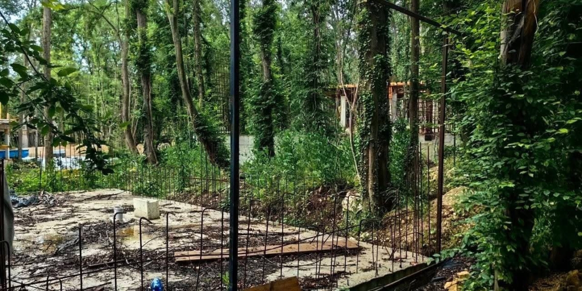 Оградата в „Баба Алино“ отново в съда: експертиза проверява пречи ли на хора, животни и води