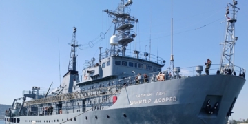 Млади доброволци от БЧК във Варна се качиха на борда на катер на Военноморските сили