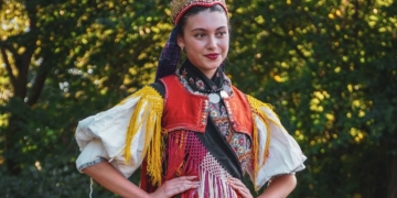 Носии, гайди и пехливански борби: Кривини събра България в един празник