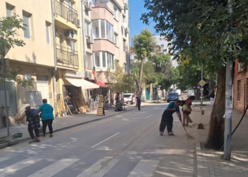 След голямата ВиК авария във Варна: Тиня и пясък покриха улици край Колхозния пазар