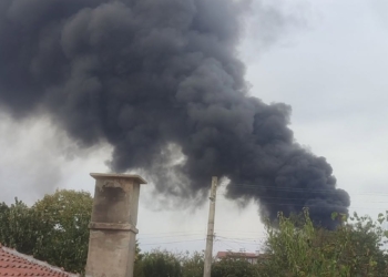 Пет пожарни гасят склад за изолационни материали в Бяла