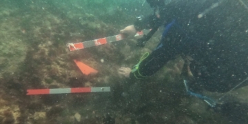 Археолози извадиха от морето край Камчия мраморно корито от потънал османски кораб