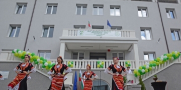 Близо 200 ученици започват учебната година в изцяло обновеното Средношколско общежитие „Михаил Колони“ във Варна