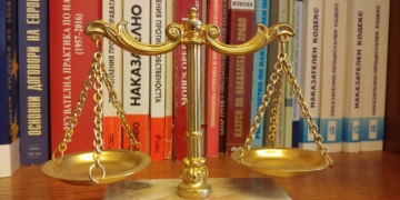По искане на Окръжна прокуратура-Варна 48-годишен мъж, обвинен в опит за убийство след словесен конфликт, остава в ареста