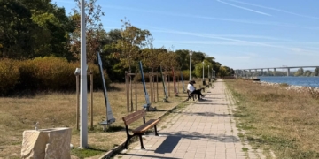 Седем нови пейки в Аспарухов парк във Варна: пет от тях са в Алеята на рока