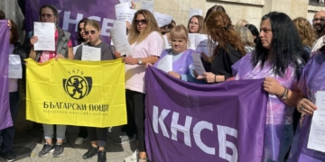 Пощенски служители във Варна блокираха бул. „Съборни“ с искане за по-високи заплати