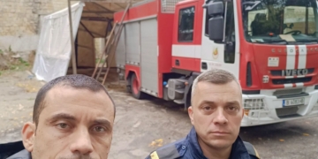Пожарникари сами сглобиха навес за специализиран автомобил край Варна: Гаражът още се чака