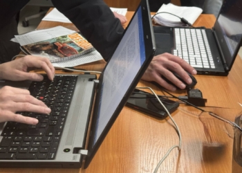 Инвестиционни измами за около 600 000 евро: Разследват колцентрове във Варна, София и Бургас
