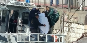 Във Варна пристигна катерът с двама от най-тежко пострадалите моряци от втория кораб, атакуван с дрон