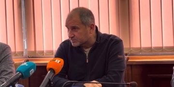 Нов проблем в Аспарухово: Канализацията под пропадналата улица не работи, тръбите може да са смачкани