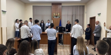 Ученици влязоха в ролята на съдии във Варна, студенти ще се обучават за киберексперти